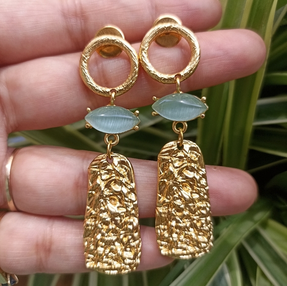 Handmade gold platted stone studded drop earrings - Picture 4 of 10